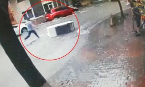 Sele kapılan dolabın peşinden koştu