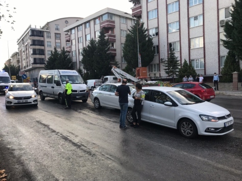 Tartıştığı sürücüyü darbetmeye çalışırken yere düşerek yaralandı