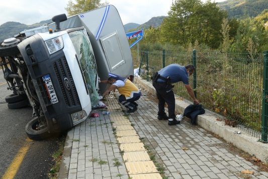 Kastamonuda kamyonetin devrilmesi sonucu 3 kişi yaralandı