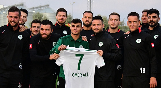 Konyaspordan top toplayıcı gence ödül