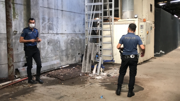 Beyoğlunda evden kaçan muhabbet kuşunu yakalamak isteyen çocuk çatıdan düştü