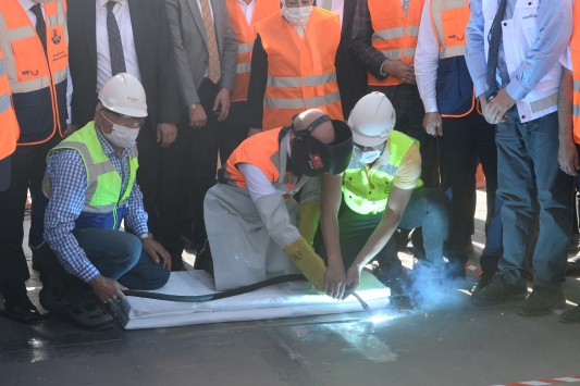 Bakan Karaismailoğu, Yeni Kömürhan Köprüsünün son kaynağını yaptı