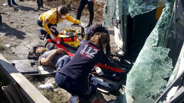 Arnavutköyde devrilen hafriyat kamyonunun sürücüsü yaralandı
