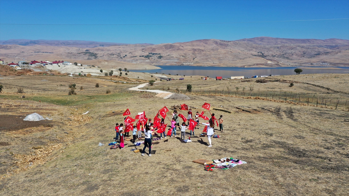 Son olarak Varto ilçesine bağlı Tepe köyüne giden Harmankaya, etkinlik düzenlediği öğrencilere Türk bayrağı hediye etti.