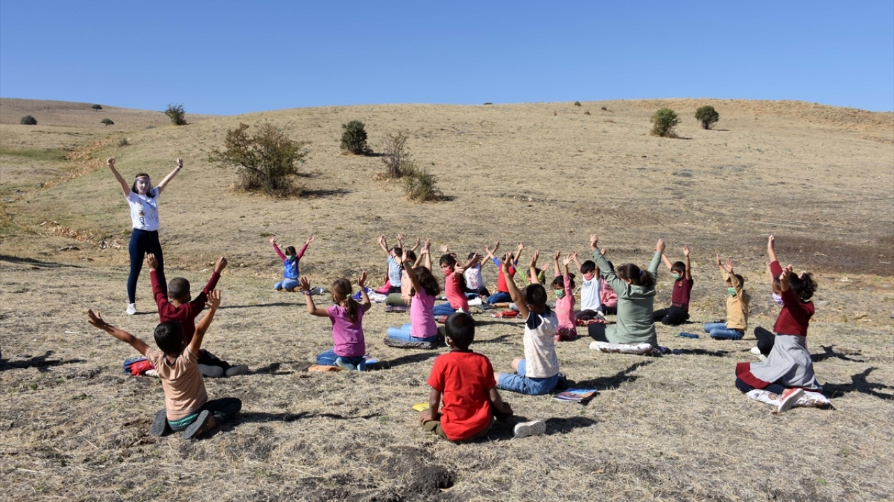 Merkez ve ilçelere bağlı 20 köye giderek uygun alanlarda sosyal mesafe kurallarına uygun atölyeler oluşturan Harmankaya, düzenlediği etkinliklerle okuldan uzak kaldıkları için üzülen öğrencilere eğlenceli anlar yaşattı.