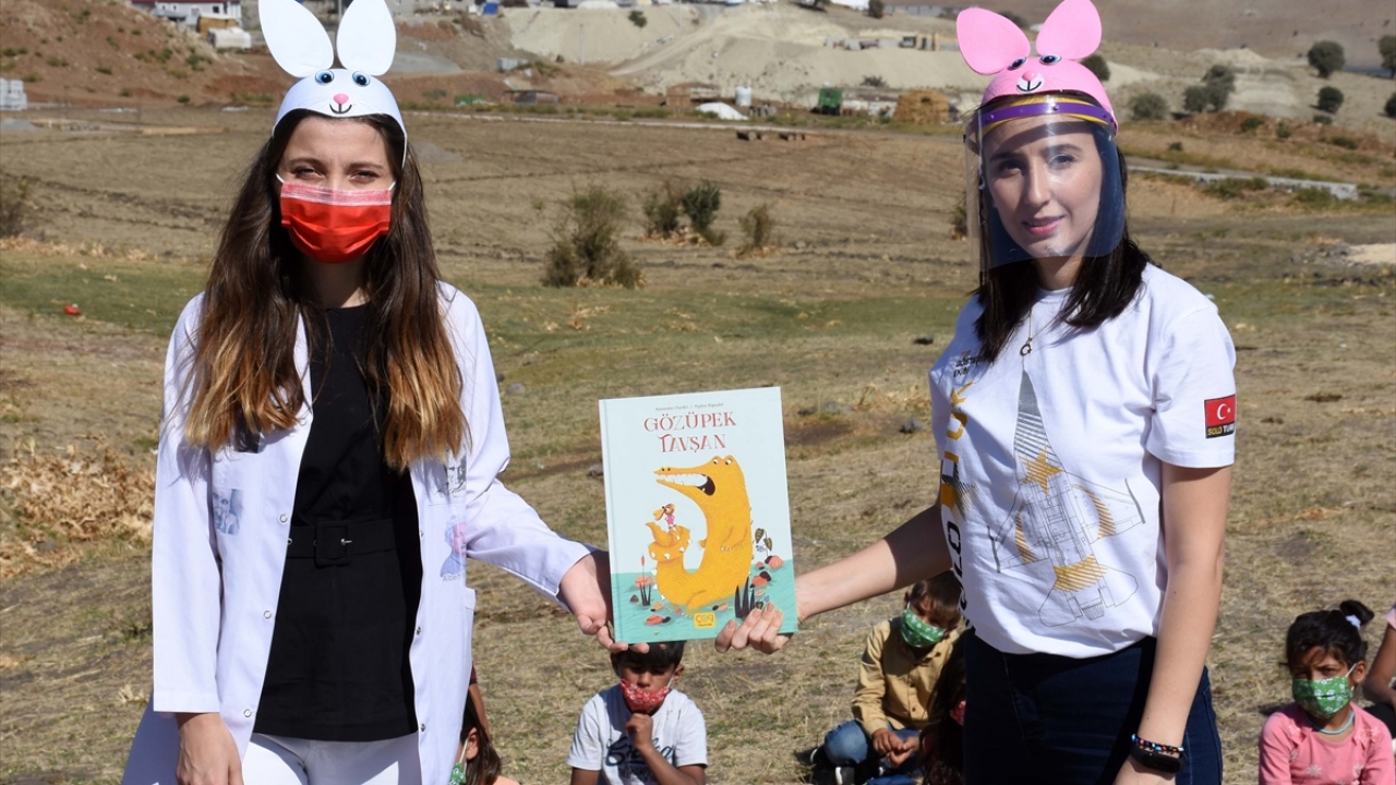 12 yıllık sınıf öğretmeni Harmankaya, Gazi Üniversitesinde doktora sürecinde çocuk edebiyatı konusunda eğitim aldığını söyledi. 