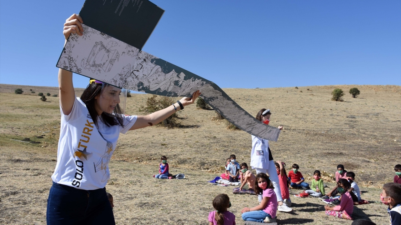 Harmankaya, pandemi sürecinde yalnız kalan, farklı etkinliklere ihtiyaç duyan öğrencilerin, bu nedenle her zamankinden daha fazla öğretmenlerini yanlarında görmek istediklerini aktardı. 