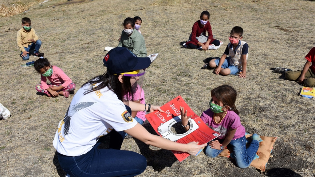 Tepe Köyü 60. Yıl İlkokulu öğretmenlerinden Hazal Ateş Özden de Tuğba Harmankaya ile güzel bir okuma etkinliği düzenlediklerini belirtti.