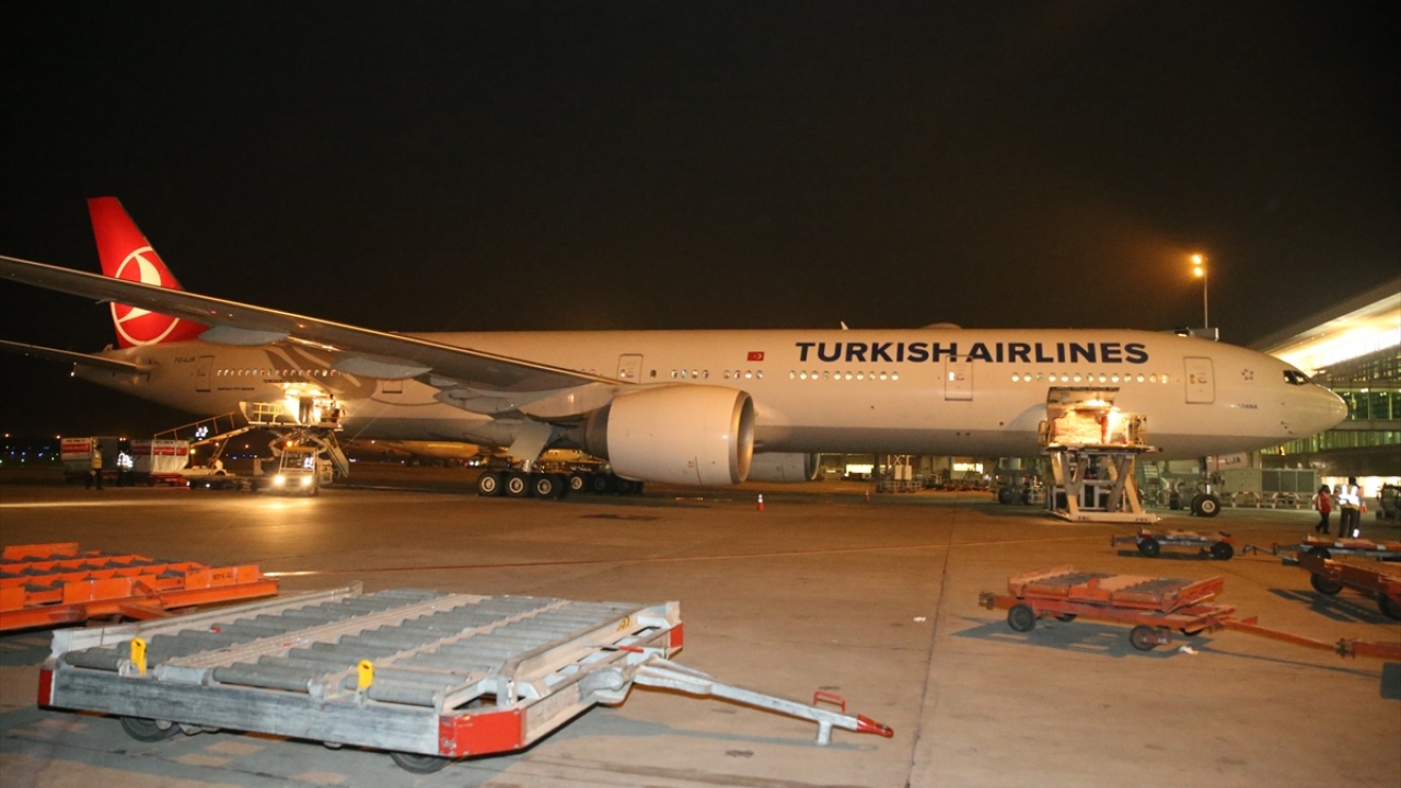 Türk Hava Yollarına (THY) ait uçakla bu sabah İslamabad Uluslararası Havalimanı`na ulaşan kargoyu, Türk ve Pakistan Kızılay yetkilileri karşıladı. 