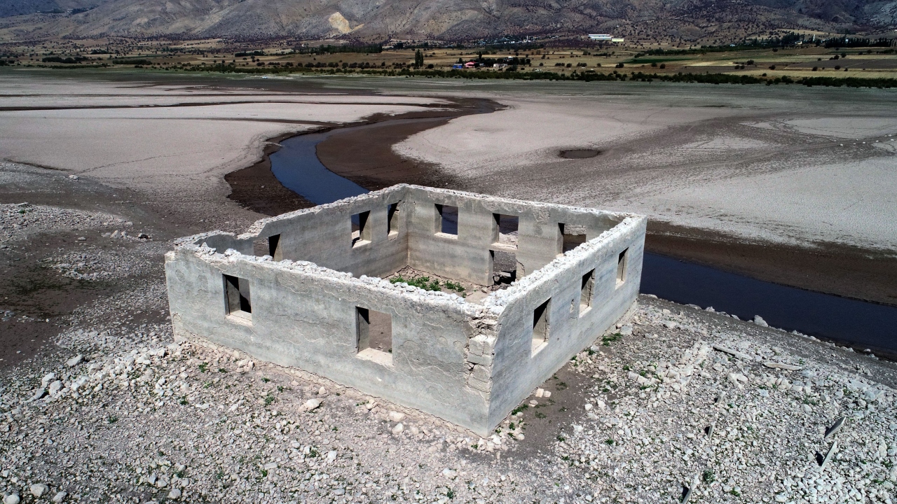 Bugünlerde baraj suyunun çekilmesiyle eski yerleşim yerlerinden kalıntılar gün yüzüne çıkmaya başladı. 
