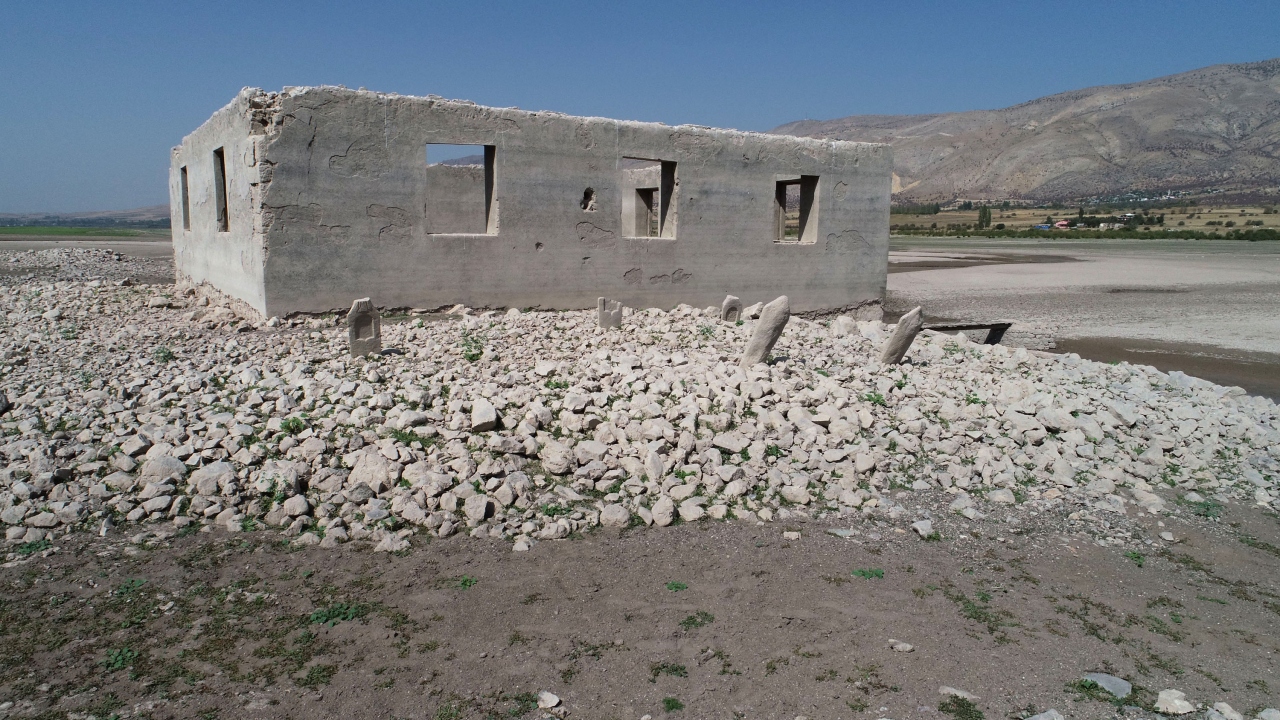Büyükgüzel köyünde bulunan ve adını taşıdığı Fatih Sultan Mehmet tarafından yaptırıldığı ileri sürülen cami ve köy okulu suların çekilmesiyle yeniden ortaya çıktı.
