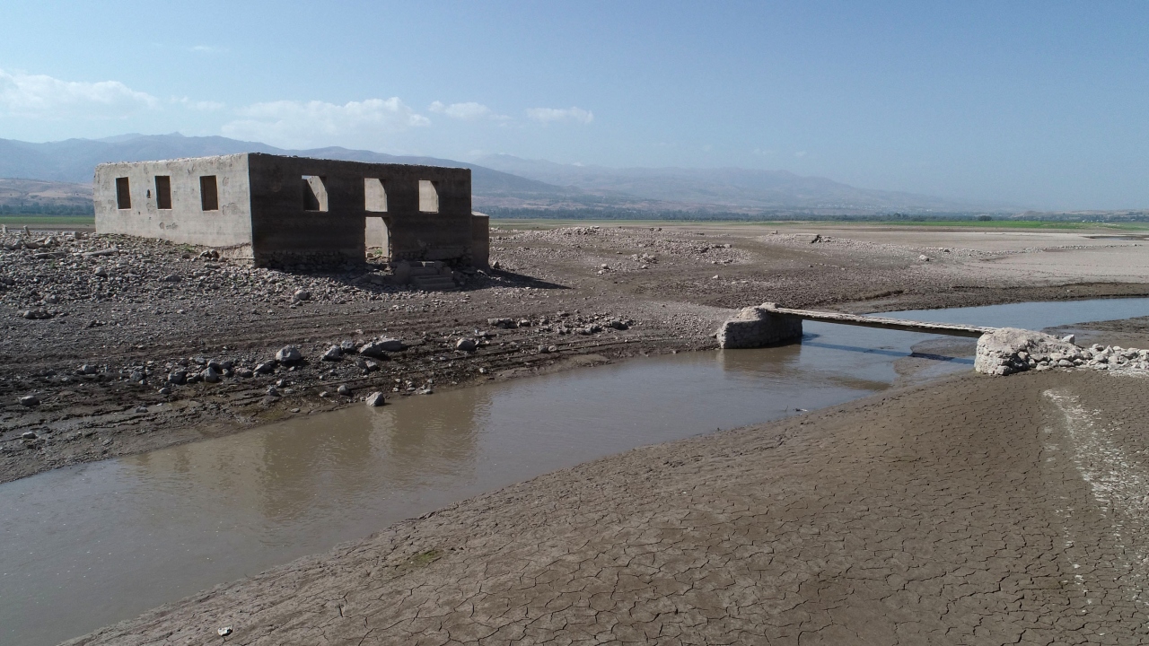 Ayrıca caminin yanında bulunan eski mezar taşları ve tahtadan yapılan köprü de gün yüzüne çıktı. 