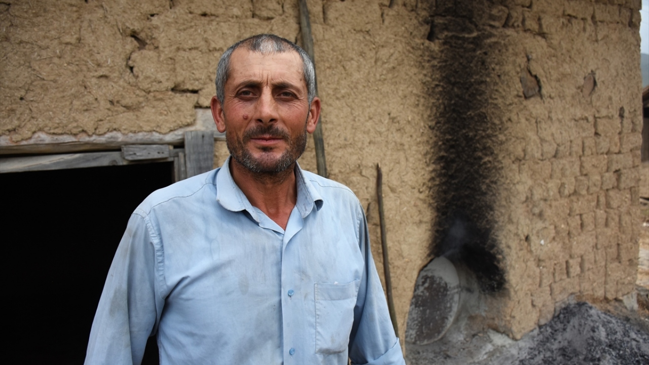 Üretici Bekir Erdoğan da kırmızı biberleri güneşte kurutmak yerine, kurutma evine getirdiğini anlattı.