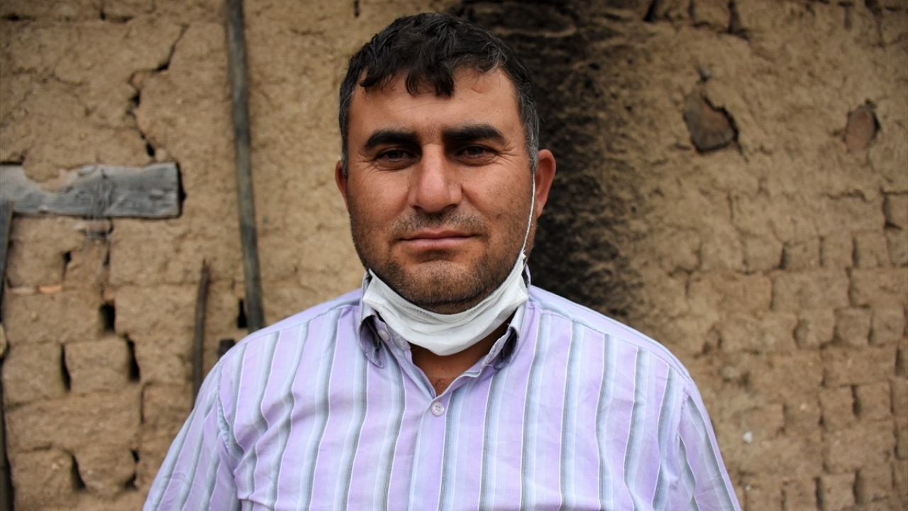 Köy muhtarı Şevki Uysal, yaptığı açıklamada, Manav olduklarını, atalarından kalan geleneksel kurutma yöntemini yaşatmaya çalıştıklarını söyledi. 