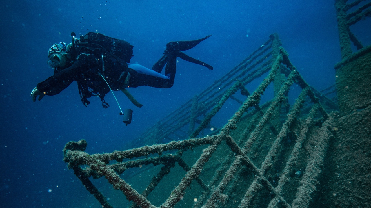 Pandemi döneminde bütün dalış okulları gibi kendilerinin de hayatta kalma mücadelesi verdiğini dile getiren Ergün, dalıcılara hijyenik ortamlarda dalış yaptırdıklarını sözlerine ekledi.