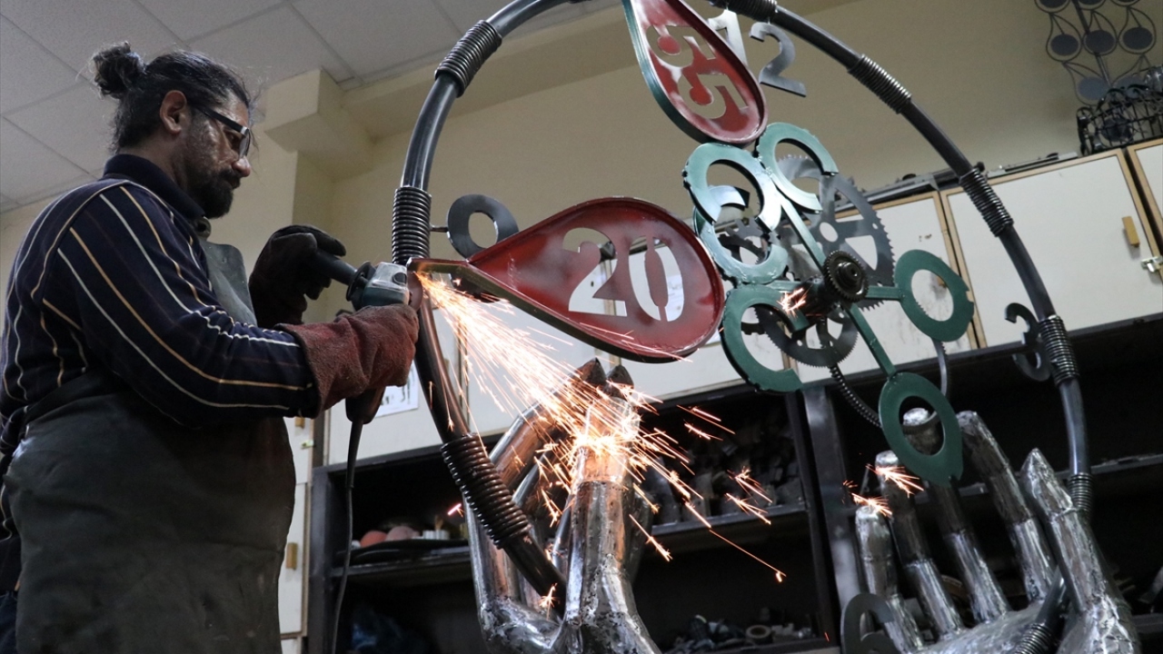 Keçeci, 1 metrelik mermer kaide üzerinde Elazığ`da uygun bir alanda sergilemek istediği anıtı ilerleyen süreçte çevresine arama kurtarma ekiplerinin el ele tutuşmasını simgeleyen figürlerle de zenginleştirmek istiyor.