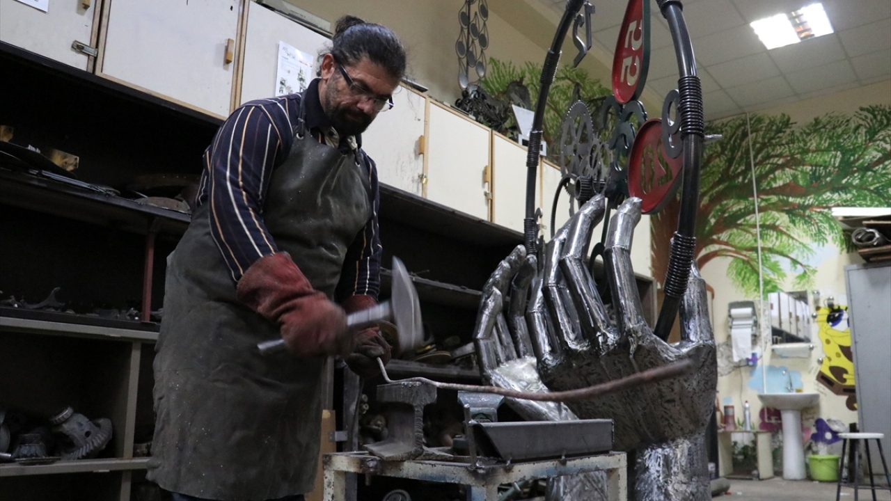 Keçeci, 13 yıldır hurda metal parçalarını spiral, kaynak makinesi, çekiç gibi aletler yardımıyla çeşitli figürlere ve anıtlara dönüştürdüğünü söyledi.