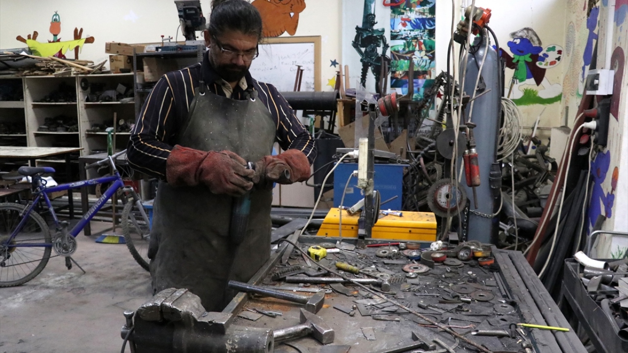 Yaptığı çalışmalarında mesaj vermeye ve farkındalık oluşturmaya gayret gösterdiğini ifade eden Keçeci, son çalışmasının 24 Ocak`taki depremi anlattığını belirtti.