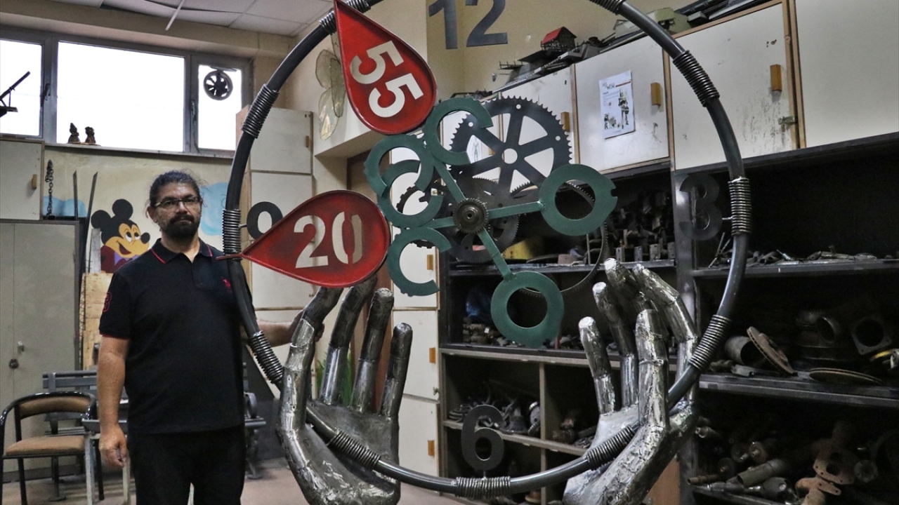 Enkazdan çıkarılan metalleri kullandı