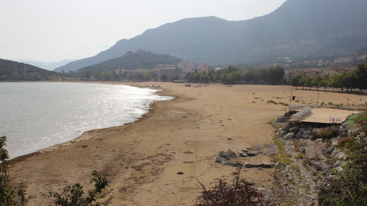 Türkiye’nin yedi renkli gölü olarak bilinen Eğirdir Gölü’nde su kayıpları kritik seviyelere yaklaşıyor.