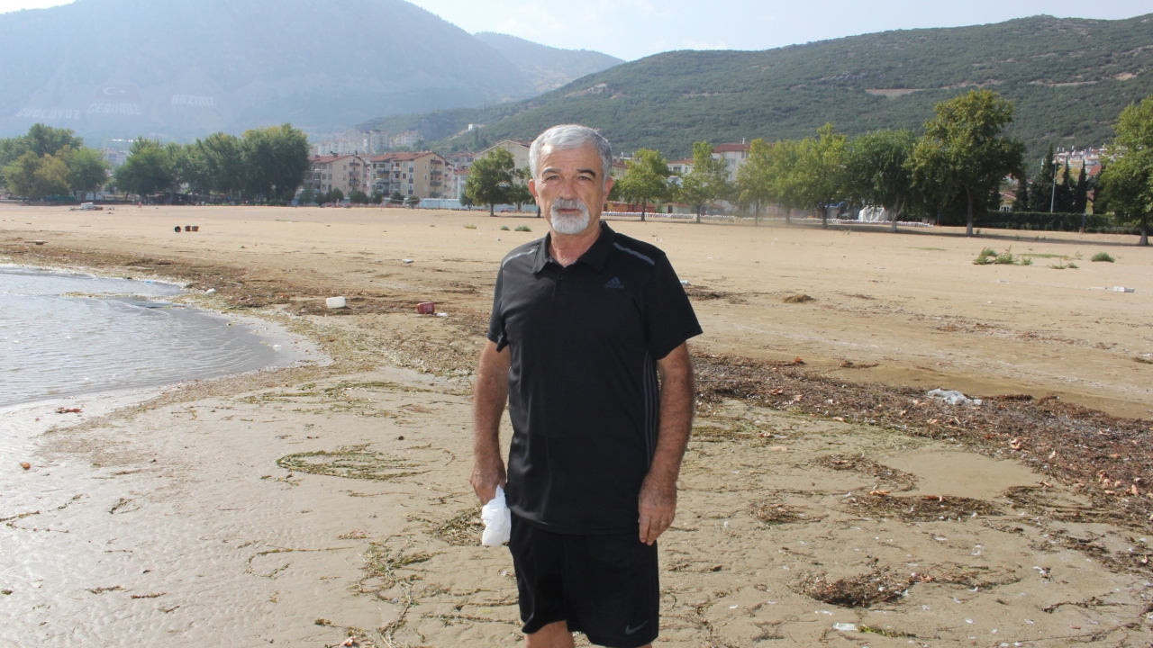 Suların çekilmesi ilginç görüntüler de oluşturdu. 2016 yılında Bedre Plajı’na kurulan su kaydırağı kumların arasında kaldı. 