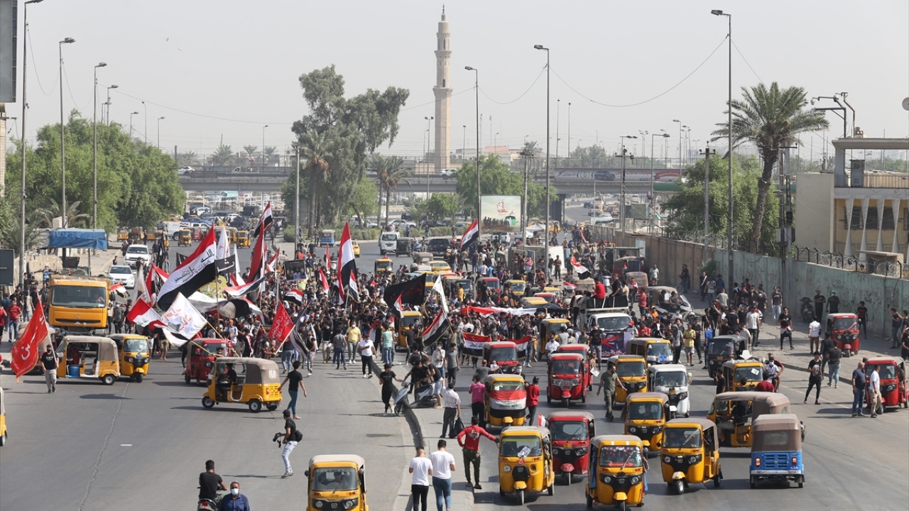 Göstericiler, protestocuları öldüren suçluların yargılanmasını ve siyasi reformların tamamlanmasını talep etti. 