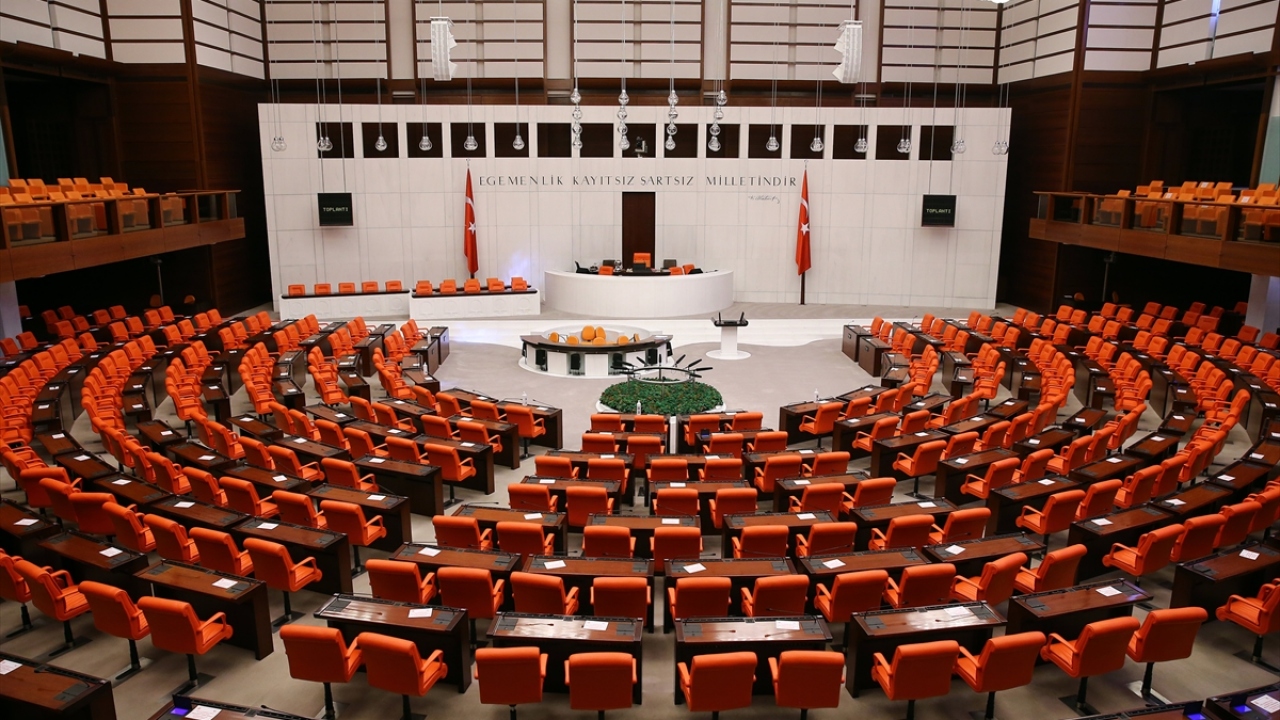 TBMM`de görevli basın mensupları, çalışmalarına başlayacak genel kuruldan görüntü aldı.