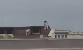 Çocukların çatıdaki tehlikeli oyunu