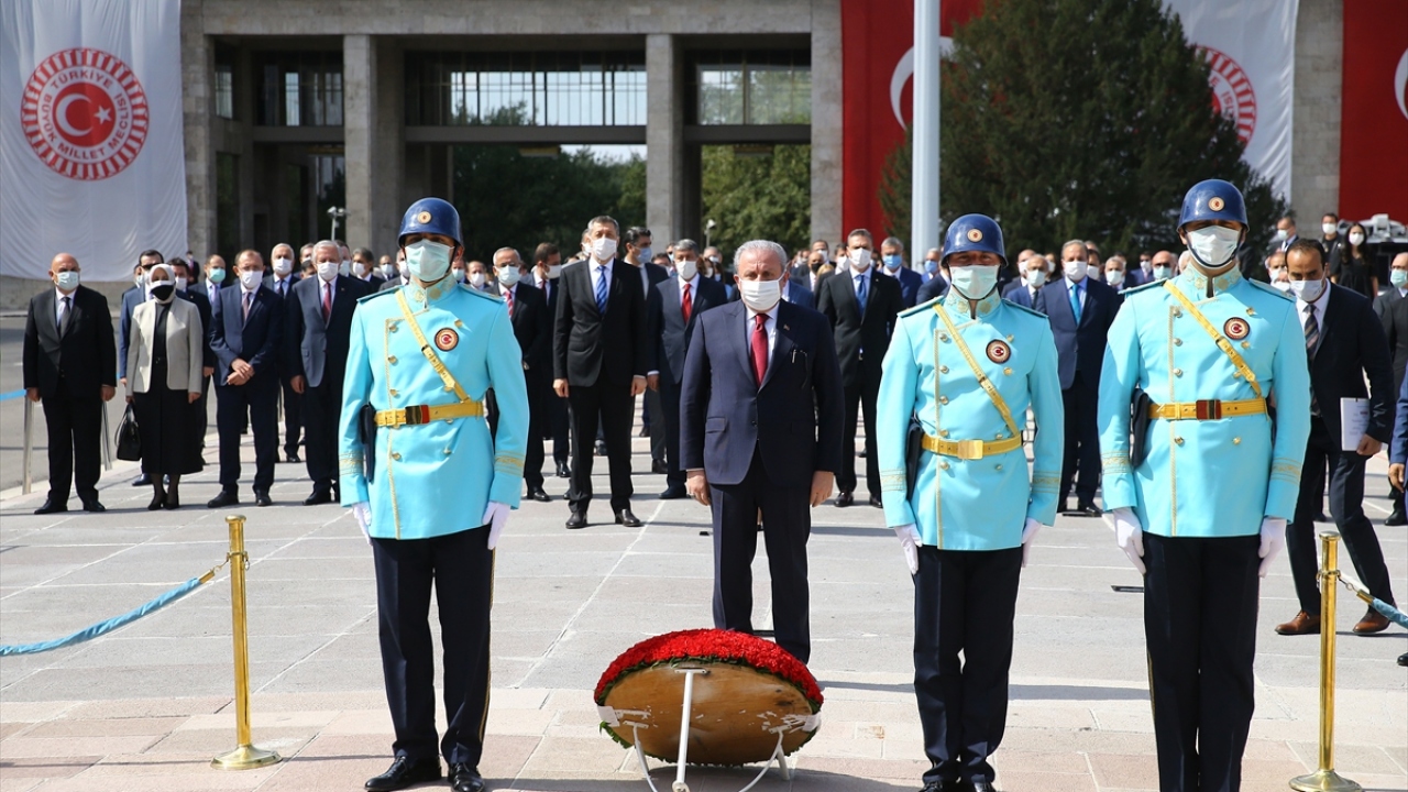 TBMM Başkanı Mustafa Şentop`un anıta çelenk koymasının ardından Polis Bandosu eşliğinde saygı duruşunda bulunularak İstiklal Marşı okundu.