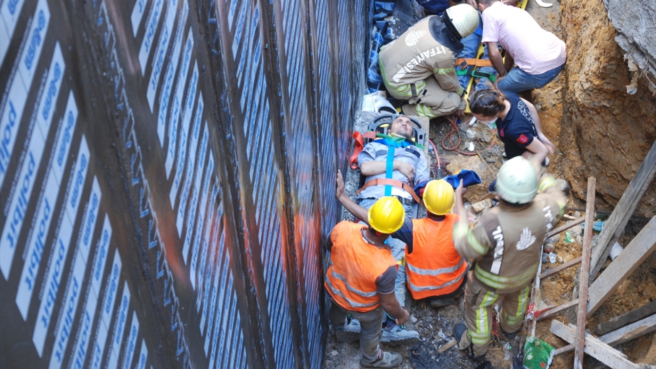 İtfaiye ve sağlık ekiplerince vinç kullanılarak bulundukları yerden çıkarılan Musa D., Aydın Ç., ve Hasan Hüseyin Ö. ambulanslarla hastaneye götürüldü.