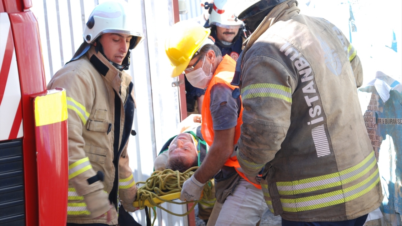 Güvenlik sebebiyle polis ekiplerince ulaşıma kapatılan sokak, bir süre sonra trafiğe açıldı.