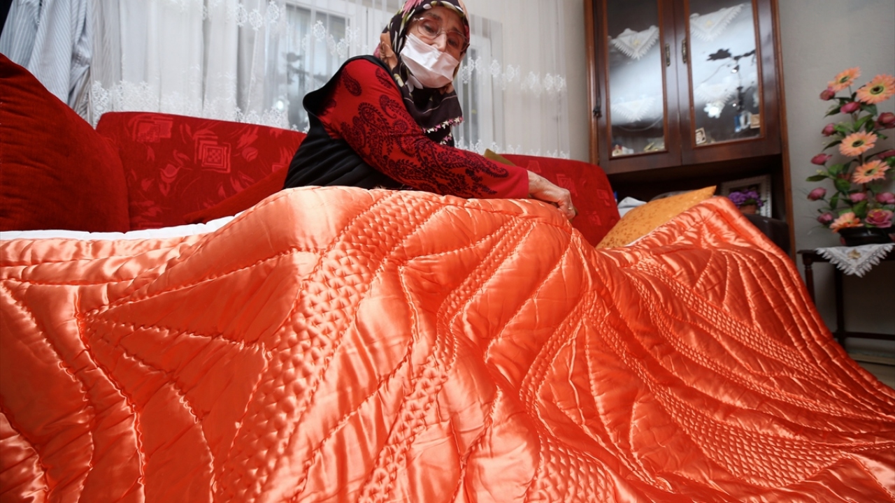 60 yıl önce evlendiği eşine mesleğini de öğreten Halit Özel, hem gelişen teknoloji hem de yaşının ilerlemesi nedeniyle sadece özel talep üzerine yorgan dikiyor.