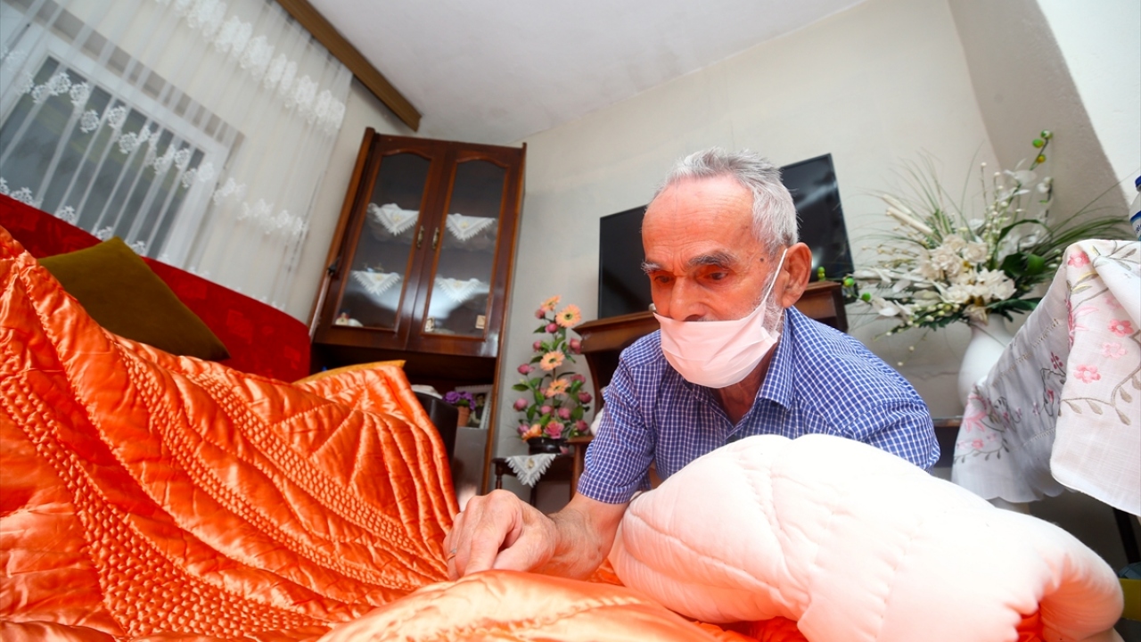 Özel, 60 yıllık evliliklerinde eşinin kendisine hem hayat hem de iş arkadaşlığı yaptığını dile getirerek, ilerleyen yaşlarına rağmen birbirlerine destek olmayı sürdürdüklerini kaydetti.