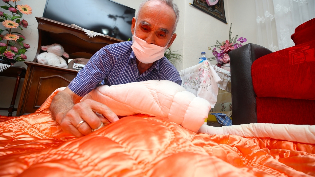 Çalışma hayatında eşinin kendisine büyük destek verdiğini anlatan Özel, kimseye muhtaç olmadan geçimlerini sağladıklarını ifade etti.