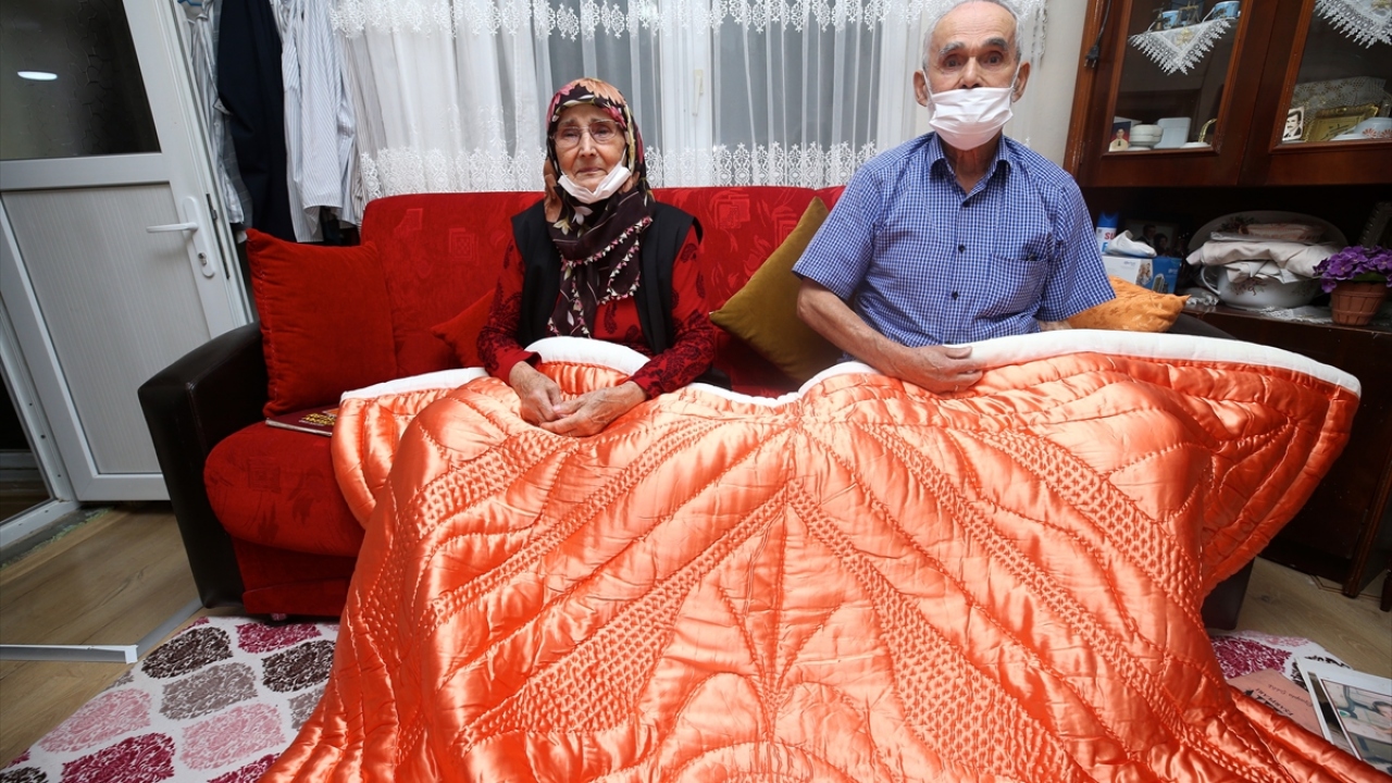 Eşine çok bağlı olduğunu belirten Aysel Özel ise aile olmanın ana unsurunun "saygı" olduğunu vurguladı.