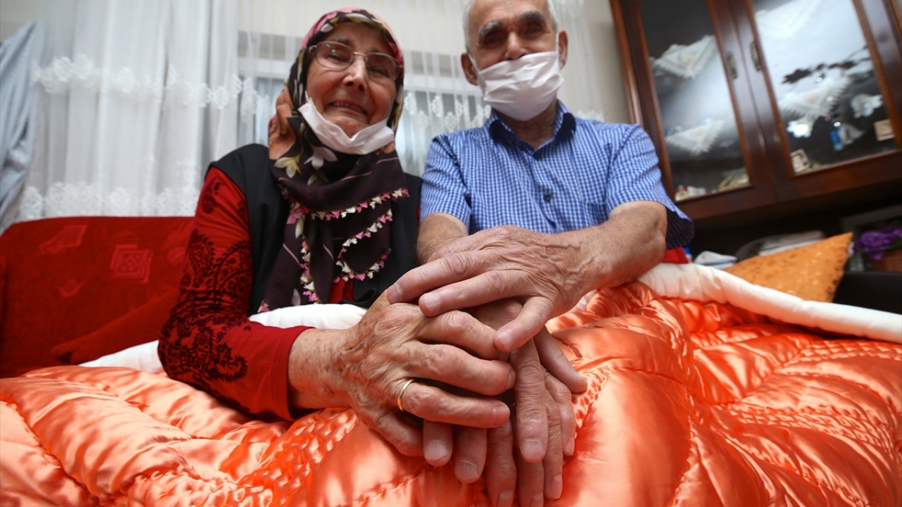 Evliliklerinde 60 yılı geride bıraktıklarına işaret eden Özel, birbirlerine hep destek olduklarını, uzun soluklu evliliklerinin sırrının karşılıklı anlayış olduğunu vurguladı.