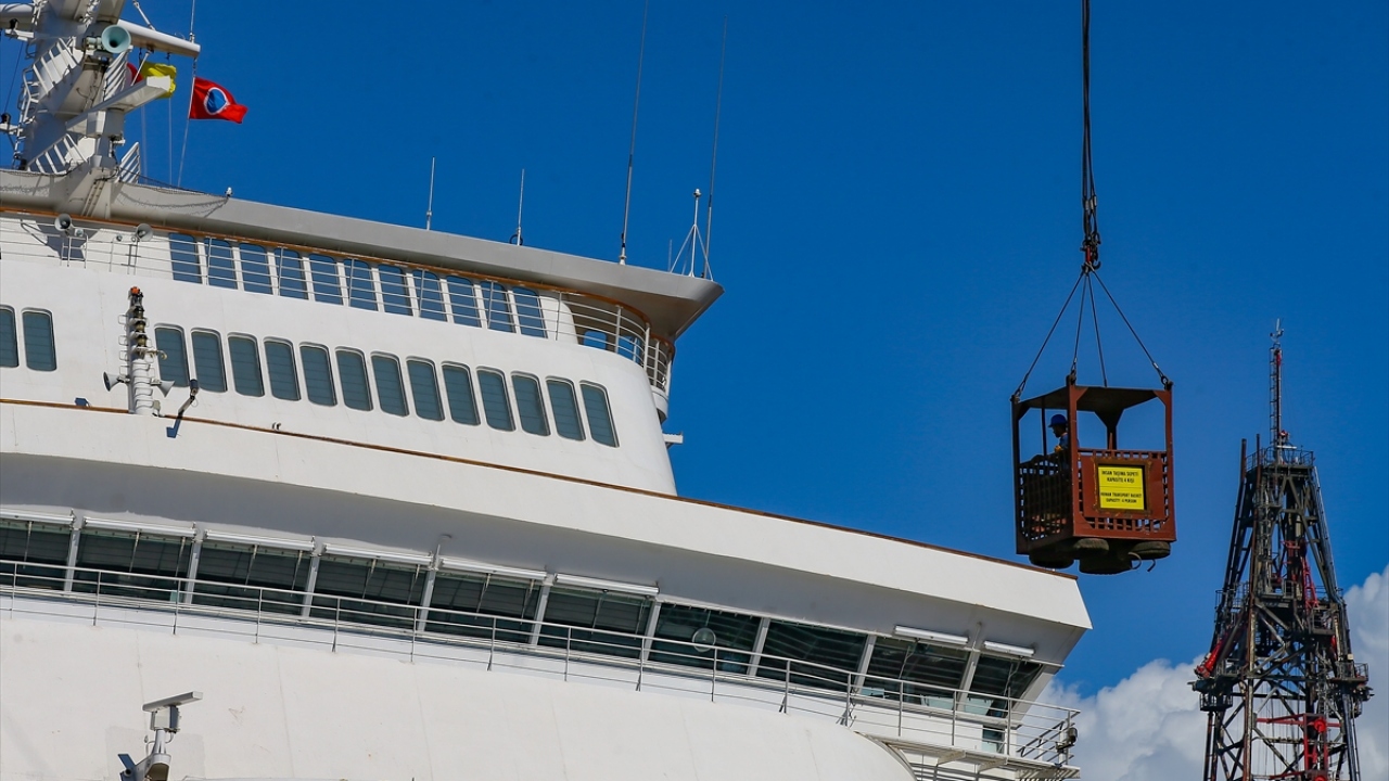 Deniz Ticaret Odası Aliağa Şubesi verilerine göre, 2019`da 112 geminin sökümünün yapıldığı ilçede bu yılın 8 ayında 83 hurda gemi ekonomiye kazandırıldı.