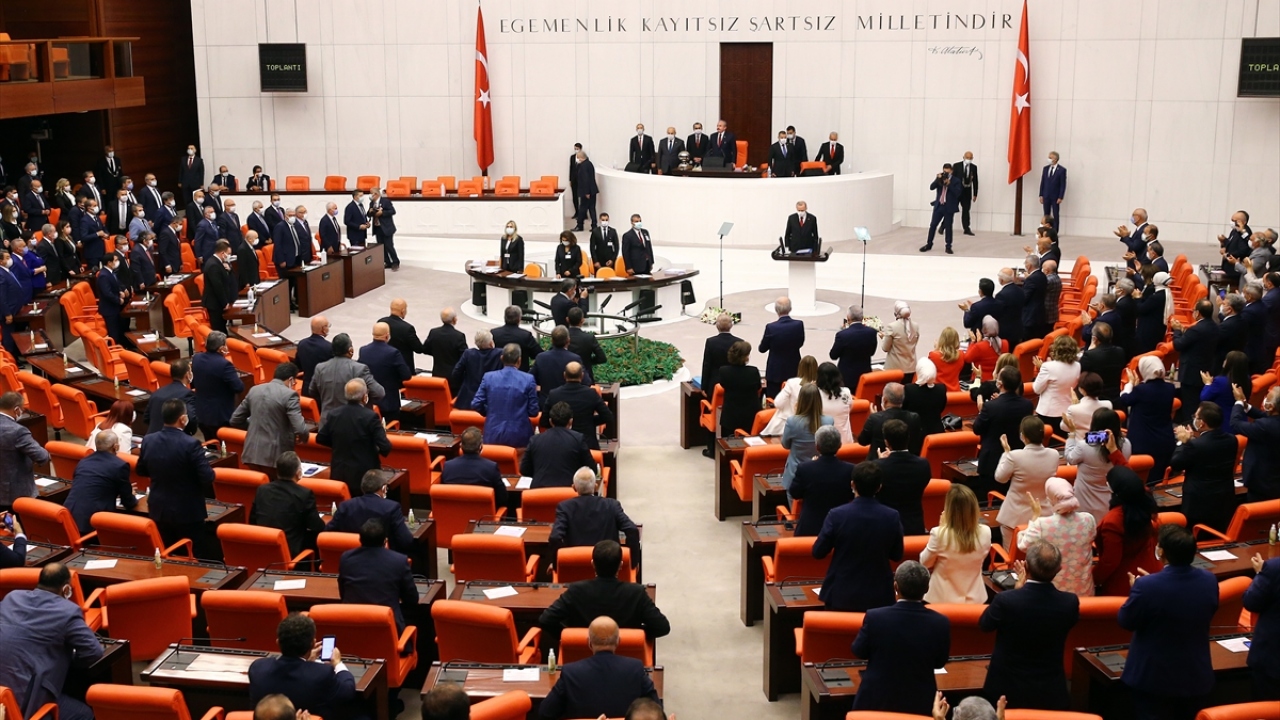 Cumhurbaşkanlığı Muhafız Alayı Onur Kıtası`nı selamlayan Erdoğan, daha sonra Genel Kurul Salonu`na geçti.