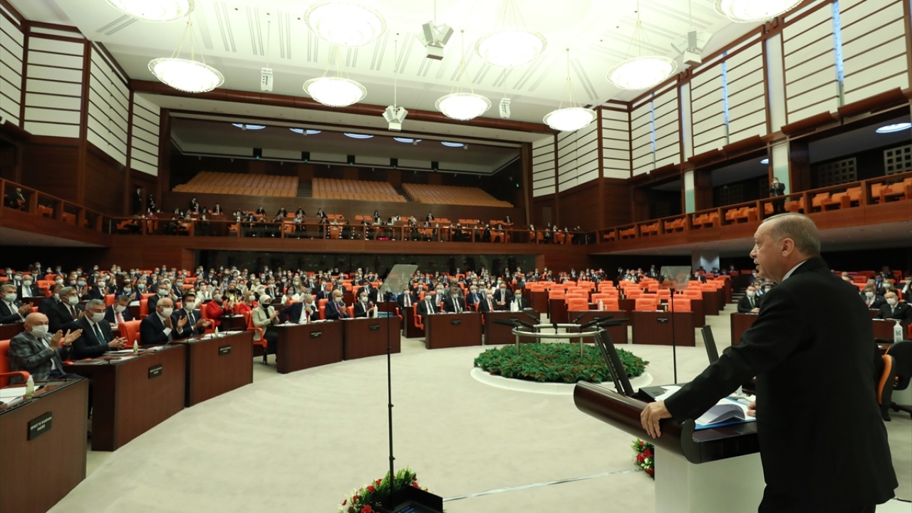 "Haydut devlet Ermenistan`a destek verenleri ikaz ediyorum"