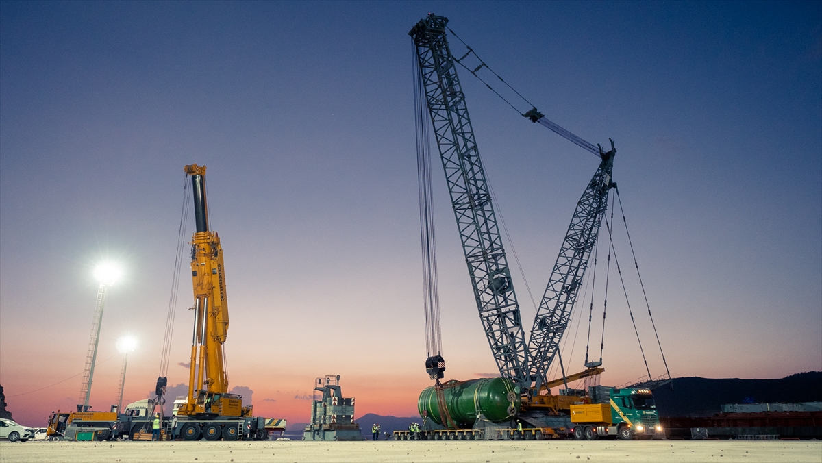 Şirketten yapılan yazılı açıklamada, her biri 365 ton olan buhar jeneratörlerinin, Rusya Devlet Atom Enerjisi Kurumu Rosatom`un mühendislik bölümü Atommash tarafından üretildiği ifade edildi.