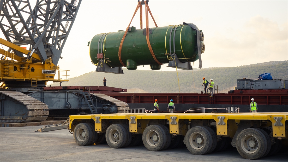 Santralin ilk ünitesi için üretilen jeneratörlerin, zincirlerle sabitlenerek kapalı gemi ambarlarında taşındığı belirtilen açıklamada, şunlar kaydedildi: