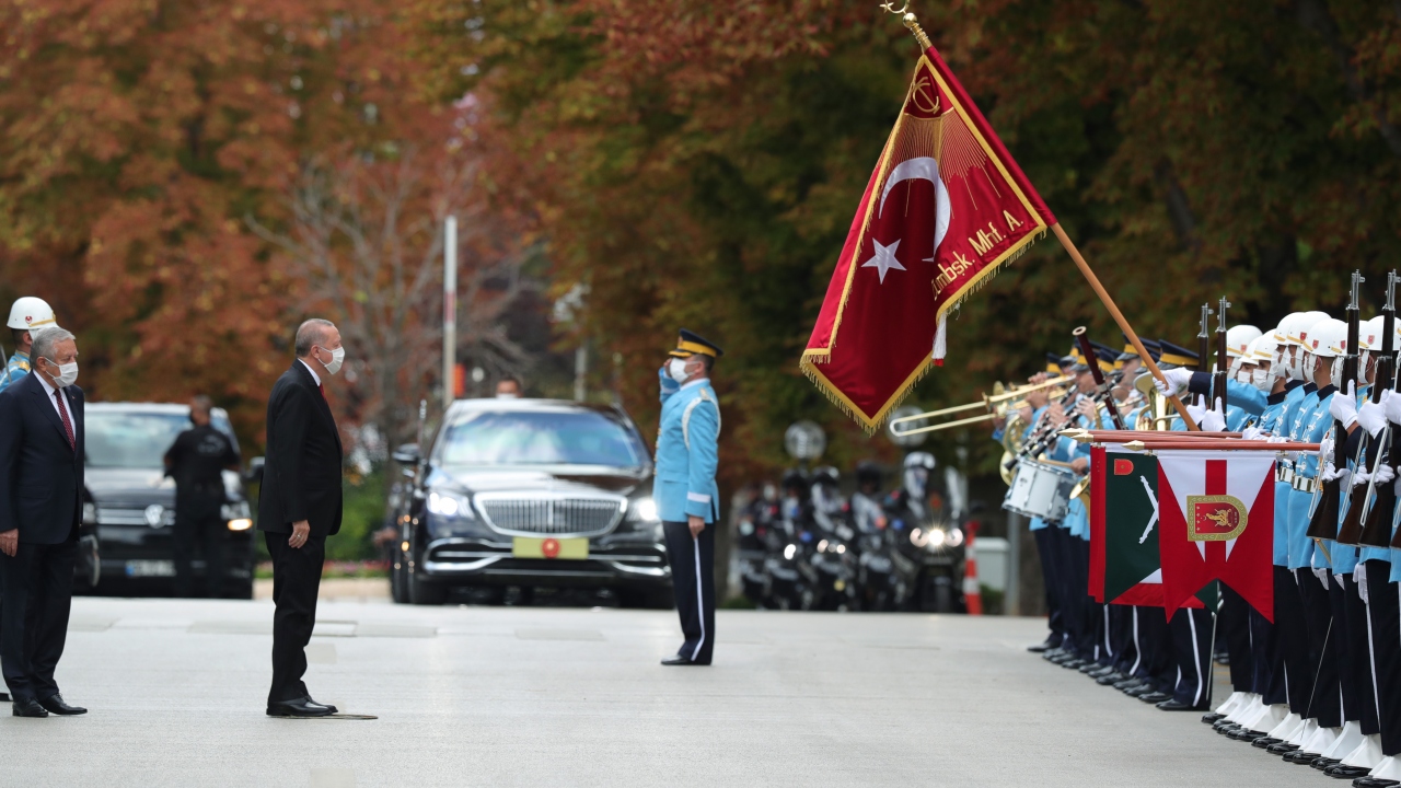 Erdoğan, TBMM Başkanvekili Celal Adan tarafından törenle karşılandı.