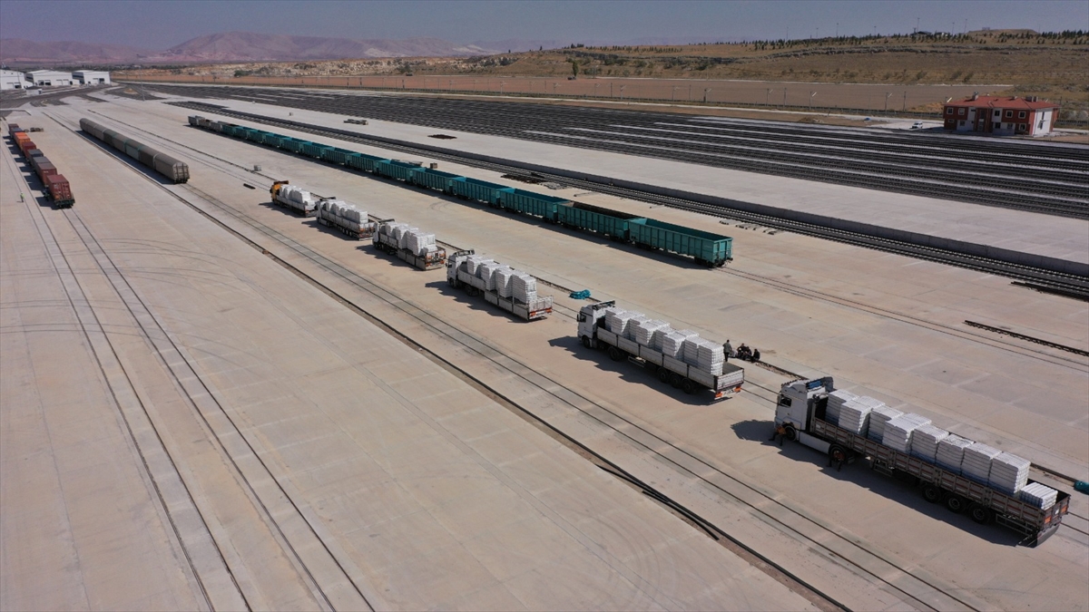 Tarih boyunca Anadolu`nun en önemli yerleşim birimlerinden olan Konya`nın İpek Yolu üzerinde ve uluslararası transit geçiş noktasında bulunduğuna dikkati Karaismailoğlu, şunları kaydetti: