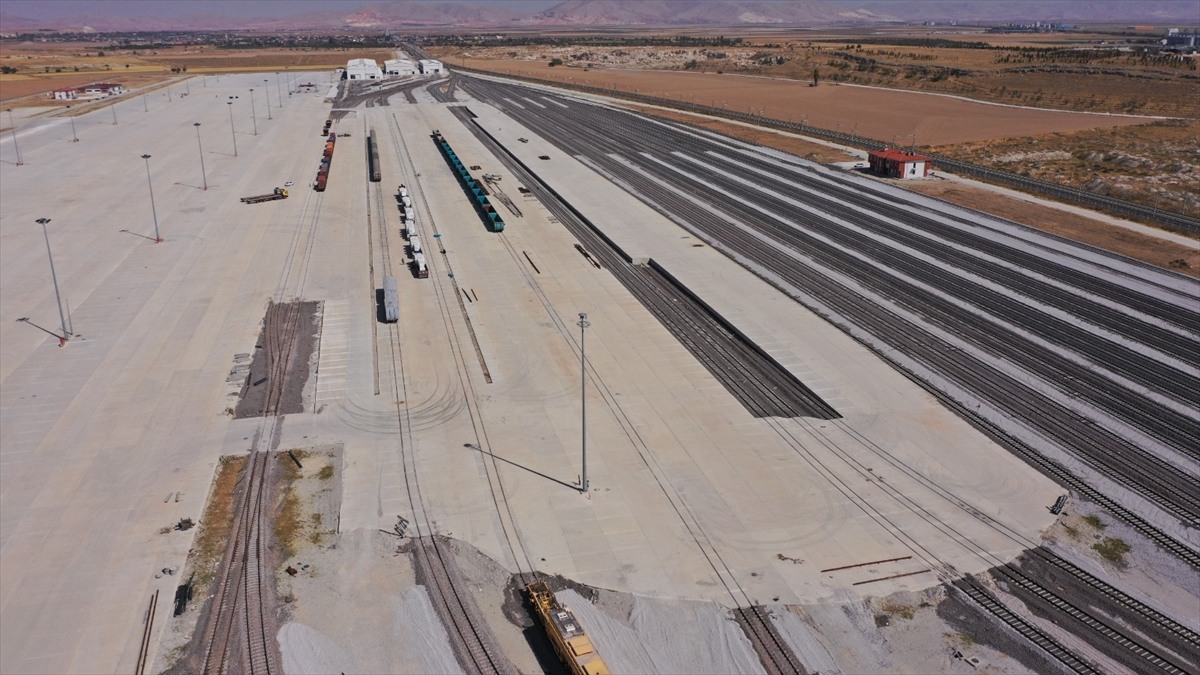 Karaismailoğlu, lojistik merkezleri arasında ilk kez Kayacık Lojistik Merkezi`nde 50 bin metrekare alanda altyapısı tamamlanan akaryakıt doldurma, boşaltma ve depolama tesisinin kurulduğunu bildirdi. 