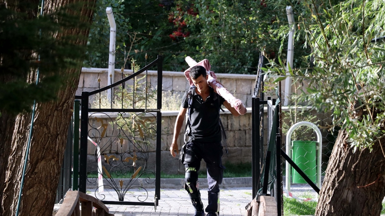 Karagöz, yaklaşık 5 yıl önce "tahta bacak" ve ateş gösterisi sunulan bir etkinlikten etkilenerek bu işi yapmaya karar verdi.