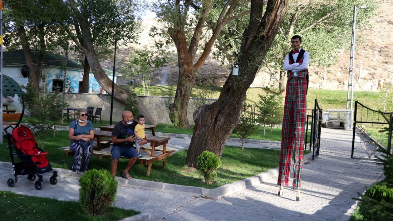 Sanayide kendi imkanlarıyla tahta bacakları hazırlayan ve yaklaşık 4 ayda gösteriler için kendisini geliştiren Karagöz, Türkiye`nin farklı kentlerinde programlar yapmaya başladı.