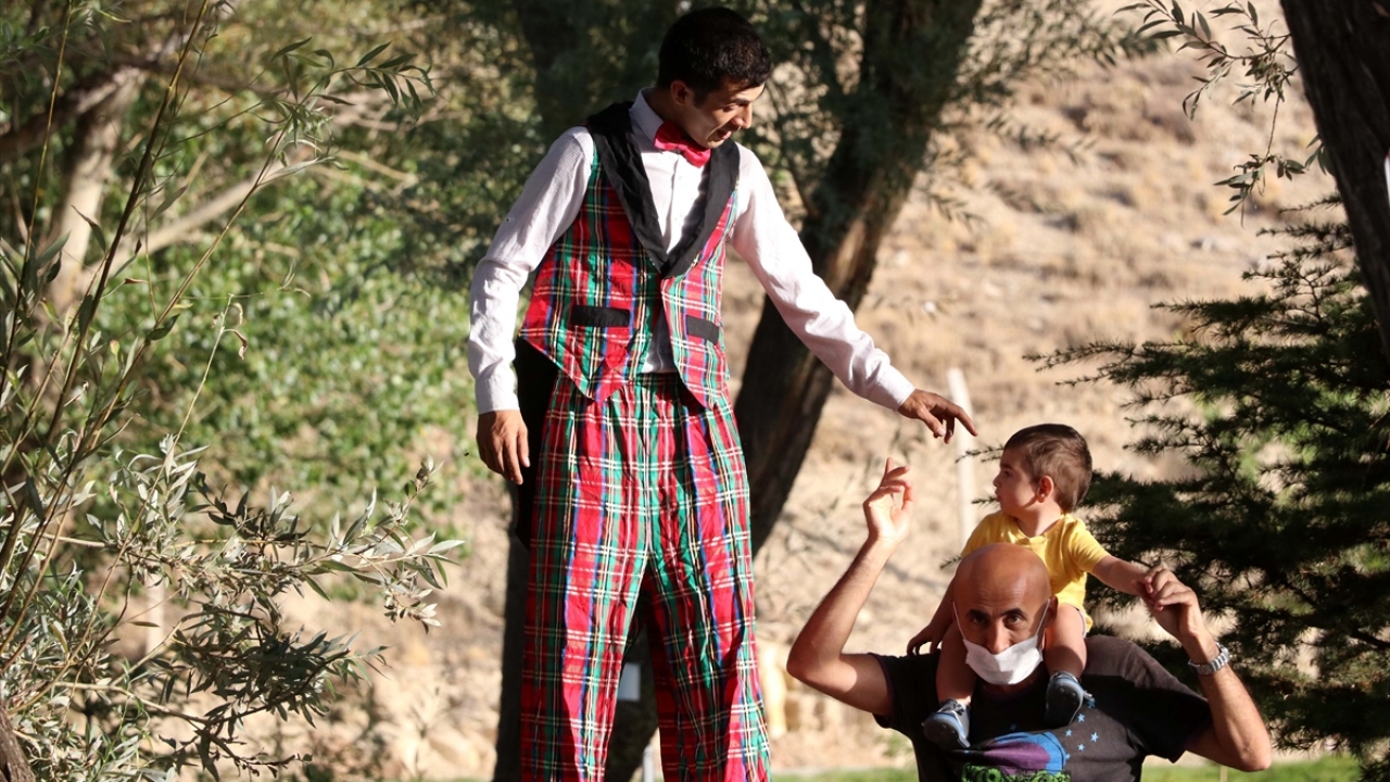 Karagöz, gösterilere Bünyan ilçesinde başladığını, daha sonra Türkiye`nin yarısını gezdiğini anlatarak, İzmir, İstanbul, Sivas, Ağrı, Antalya, Azerbaycan ve KKTC`de etkinlikler yaptığını dile getirdi.