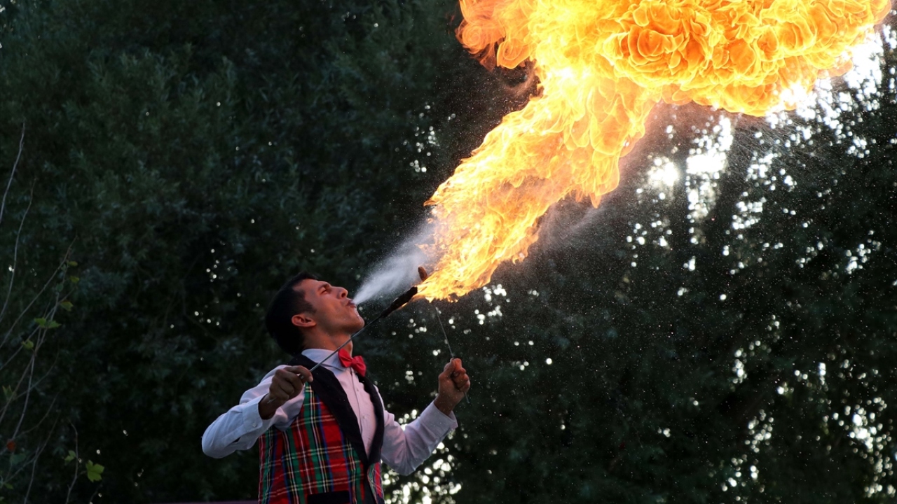 Arkadaşlarının "Ateşbaz Mahsun" diye lakap taktıklarını ifade eden Karagöz, ailesine daha iyi şartlarda bakabileceği bir iş bulabilmesi durumunda gösterileri bırakabileceğini dile getirdi.