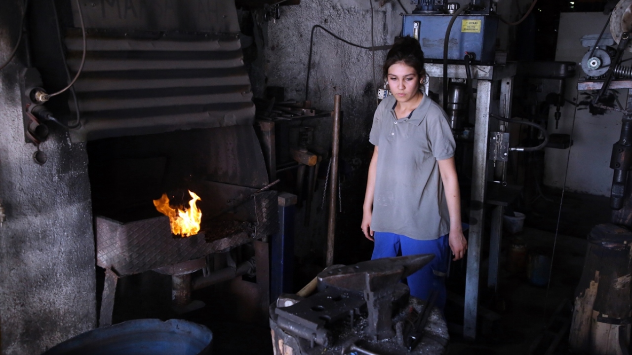 Küçük yaşlardan itibaren babasının Toroslar ilçesindeki demirci dükkanına giden Kalkan, iş yerinde eleman sıkıntısı yaşayan babasına destek için işe başladı.