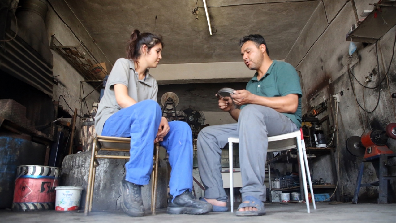 Önce daha basit işleri yaparak babasının yükünü bir nebze azaltan Kalkan, daha sonra mesleğin ince ayrıntılarını da öğrenmek istedi.